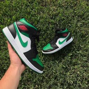 Jordan 1 mid pine green - Tjena! Säljer nu mina Jordan 1 mid pine green. De är i bra skick och är sugna på en ny ägare😁. Väldigt underskattade skor enligt mig😴😴. (Lånad bild) OBS tryck inte ”köp nu”.