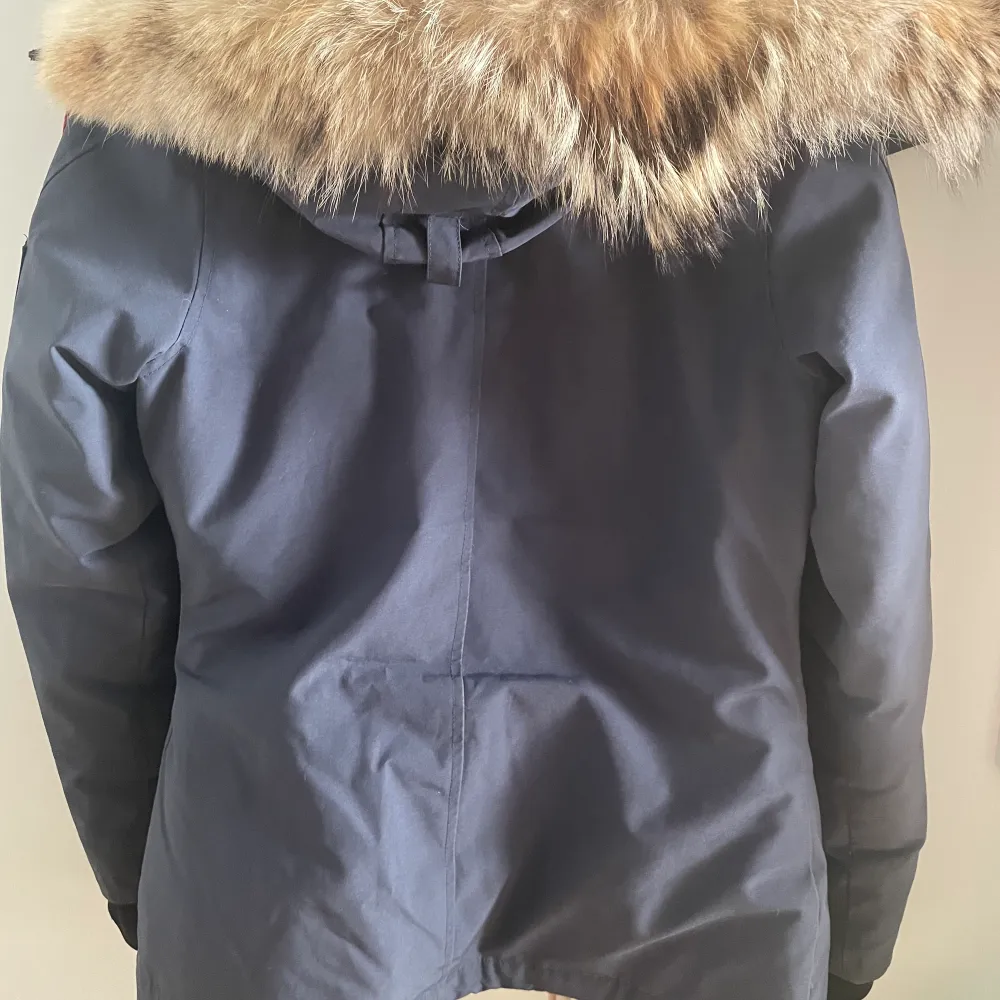 Säljer min canada goose jacka i modellen montebello, den är i storlek xs/s. Det är samma modell som modellen har på bilden bara att den är blå. Använt jackan ett par gånger. Man kan spänna åt jackan i midjan. Kan mötas upp i Stockholm eller frakta.. Jackor.