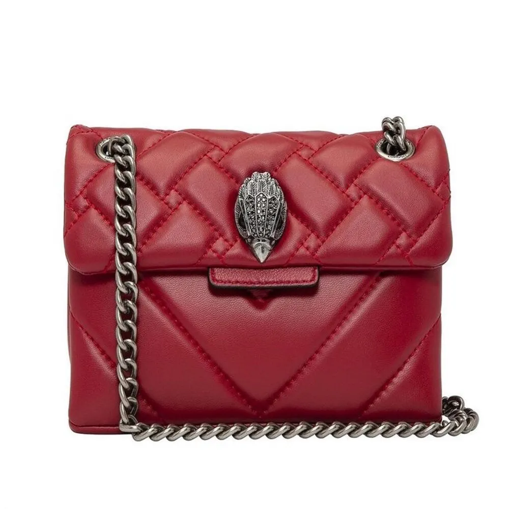 Röd Kurt Geiger väska i Mini modellen, nypris 1800, fortfarande i bra skick❤️❤️❤️. Väskor.