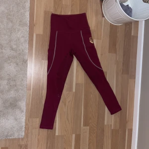 Maya Delorez - Jag har ett par Maya Delorez ridbyxor i str-xxs. De är vinröda kanske något lila i tonen. Inga hål eller liknande, dock något använda. Jag har nu str-s och kan fortfarande ha dem(lite små). Kan sänka priset någon slant. Något mer du vill veta? Skriv😊