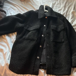 Monki jacka  - Säljer nu min lite fluffiga höstjacka köpt från monki förra året, sparsamt använt. Köpt för 400kr, säljs för 230 nu <3 perfekt nu till hösten! Pris kan diskuteras