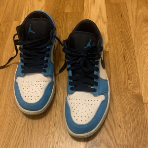 Jordan 1 UNC low - Riktigt feta skor som är i fint skick. Säljer för de är för små. Nypris är 2100 men säljer för 850. Priset kan diskuteras vid en snabb affär. Det är en liten skråma på höger skon men annars är de superfräscha. 