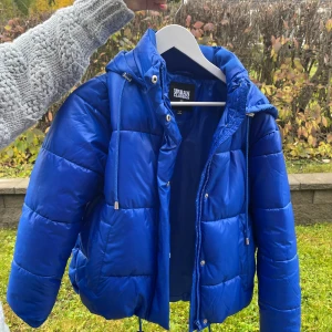 Blå vinterjacka  - Så snygg vinter jacka från Urban Classics i storlek xs. Passar så bra till hösten och vintern!😍Tryck INTE på köp nu!