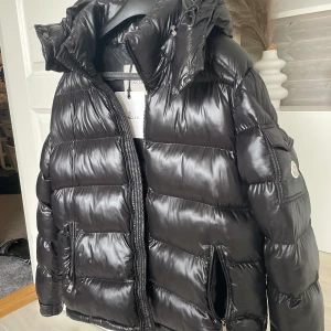 Moncler Maya - Mycket fin Moncler maya i Storlek 2 (M) säljs på grund av jag ångrar köpet pga har redan flera jackor. Skicket är som ny
