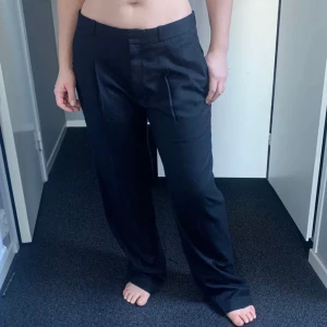 Lågmidjade kostymbyxor - Säljer mina mångmidjade kostymbyxor som är i S/M skulle jag säga🥰