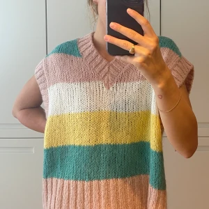 Väst från Zara  - Stickad väst från Zara, knappt använd. Oversized, i strl M 💙🧡