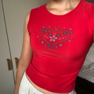 Linne  - Rött linne från märket body script 