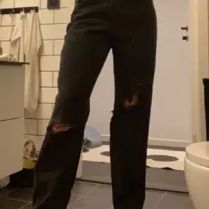 Ett par jeans från prettylittlethings köpte dom av en annan tjej här på plick men tyvär passade dom inte första två bilderna är hennes. Dom var helt nya när jag köpte dom av henne och aldrig använt. Storlek 38. Skriv till mig vid funderingar/vid köp. 