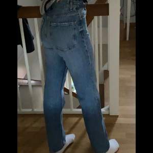 Superfina blå jeans från Bershka, använda fåtal gånger därför i jättebra skick. Jag säljer dem för att de  är för små på mig och för korta (jag är 172 cm)🥰  Jag köpte dem på ASOS för 359 kr, (köparen står för frakten)