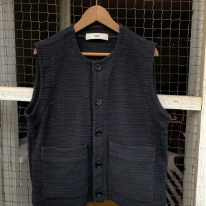 Sefr väst - Stickad väst från Sefr. Lite fel storlek för mig därför säljs den. Står ingen storlek specificerad. Gissar på 46.