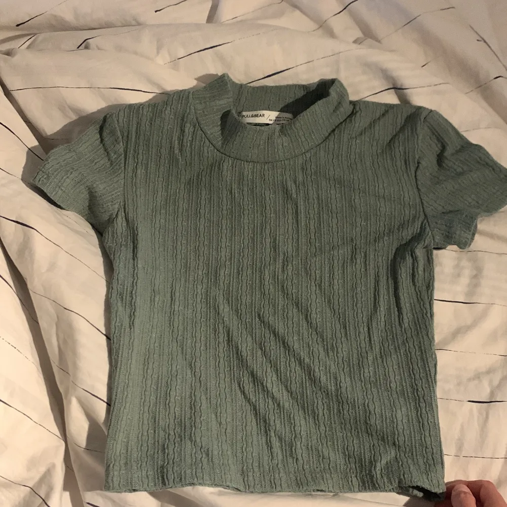 En jätte fin grön tröja från Pull and bear ❗️har rea köp 1 få 2 grejer som är i cirka samma budget❗️. T-shirts.
