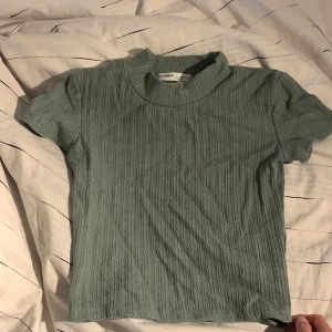 T-shirt från pull&bear - En jätte fin grön tröja från Pull and bear ❗️har rea köp 1 få 2 grejer som är i cirka samma budget❗️