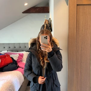 Canada goose rossclair jacka  - Jackan har inga slitningar över huvud taget, har använt den med försiktighet under 3 vintrar. 