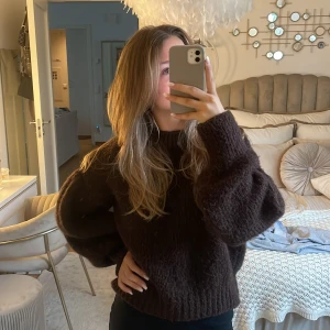 Stickad tröja  - Mörkbrun stickad tröja. Inte jättebra skick därav priset 