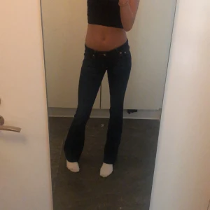 Lågmidjade jeans  - Jättefina lågmidjade jeans som är från Nelly för 550kr och säljer för 450kr då jag bara haft de hemma 1 gång !
