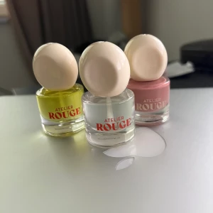 Nagellack  - Det är ett nagellack Ett base coat  Och en olja 