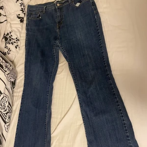 Levis jeans - 30x32 Levis boot Cut köpte för 400kr på en second hand använt 3gånger pga lite för korta, jag är 186cm