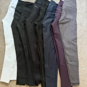 *allt är iprincip slutsålt*  - Finns tyvärr bara ett par lila ridbyxor samt Vinröd hoodie kvar! 500kr/styck (finns även något svart plagg kvar men säljs för 600kr)✌🏽  Märke: Zaczess equestrian 😍