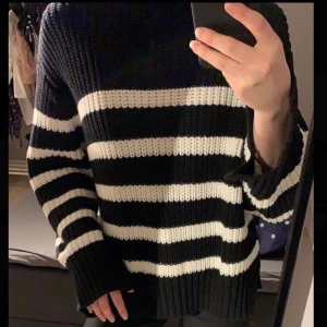 Stickad tröja  - Så fin stickad tröja från Ginatricot i storlek S, passar Xs-M köpt i höstas och sparsamt använd. Färgen på vita syns bäst på bild nr 2. Säljer då jag inte får användning för den längre. Nypris 399kr Kan mötas upp i stockholm, annars går även frakt bra.