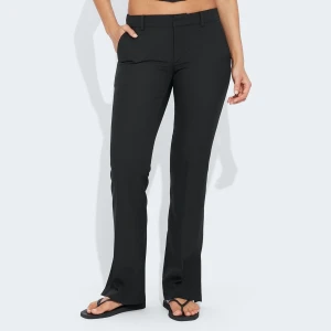 Bik Bok vera byxor lågmidjade, OANVÄNDA - Säljer dessa helt oanvända kostymbyxorna med prislapp kvar. Skickar bilder efter förfrågan såklart. PETITE. Aldrig kommit till användning. Nypris 399;-