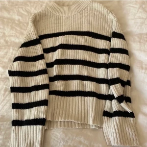 randig tröja - randig stickad tröja från gina tricot, är i bra skick!!