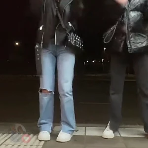 Mid waist jeans - Säljer mina absoluta favorit jeans som blivit för små på mig. De har hål på ena knät och slits. Midwaist och är från zara🥰