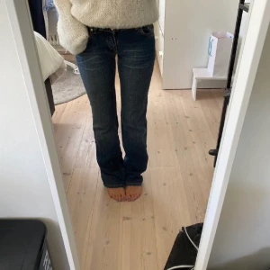 Low waist jeans - Lågmidjade jeans från crocker! Tyvärr för långa för mig. Köp direkt för 500kr
