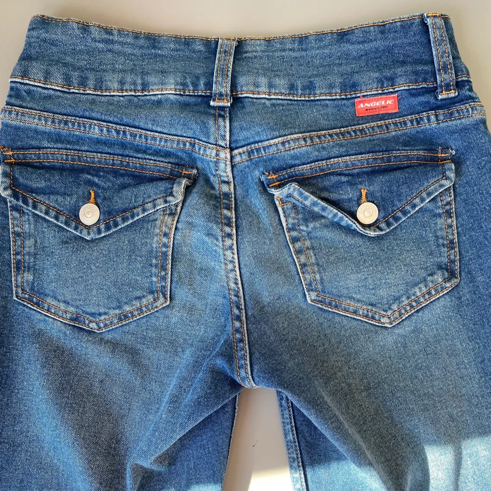 Jeans med låg/medelhög midja och fickor på baksidan. Strlk 34, 150kr +frakt💕. Jeans & Byxor.
