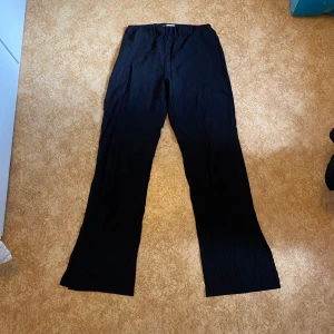 Byxor med Slits - Svarta byxor med slits. Är i bra skick och använt dem enstaka gånger. 