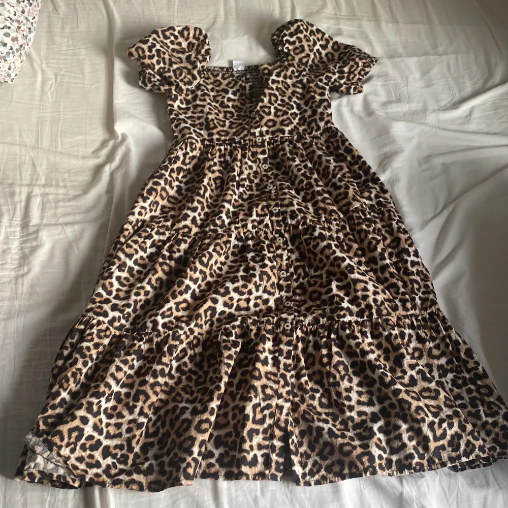 Jag säljer min leopard klänning då jag inte får användning för den. Storleken är 140 men passar även 146-152. Använd någon liten gång.. Klänningar.