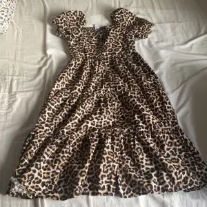 Jag säljer min leopard klänning då jag inte får användning för den. Storleken är 140 men passar även 146-152. Använd någon liten gång.