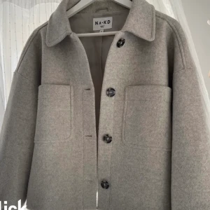 NA-KD kappa - Lånade bilder. Skriv för egna. Köp direkt för 600kr