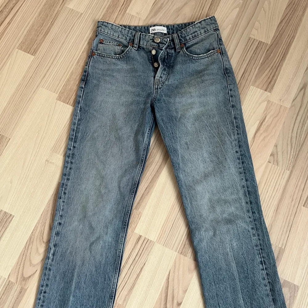 Mid Rise jeans från zara, storlek 36!💓 180kr + frakt. Jeans & Byxor.