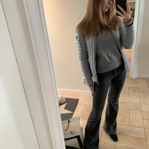 Colmar dunjacka - Säljer min tunna dunjacka från Colmar, den är perfekt nu till hösten. Köpte den i Italien för några år sedan men den har knappt kommit till användning så den är i vädligt fint skick! Nypris 3500 kr. 