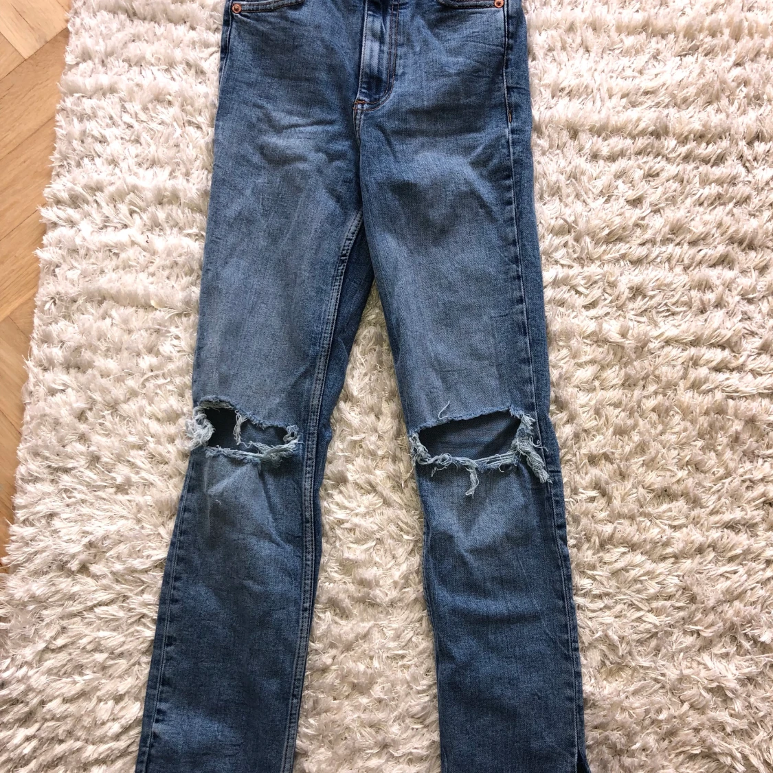 Blåa jeans från Zara med håll i knäna samt slits - 90