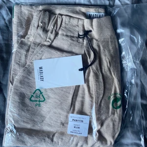 Vida byxor - Sienna - •Högmidjade vida byxor • Strl EU36-Regular fit • Nypris: 599,00kr • Oöppnade (lapp kvar)  • Frakt tillkommer