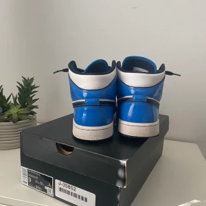 Jordan 1  - Hej! Jag säljer mina Jordan 1 mid signal blue eftersom de blivit för små för mig. De är använda i gott skick tar emot kontant eller swish. Kvitto finns. De är storlek 42.5. 