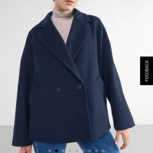 Mörkblå kappa från Lindex - Skit snygg kappa från Lindex. Marinblå färg och snygg i passformen. Slutsåld på hemsidan. Säljer inte under 1200kr och köparen står för frakten ☺️💛