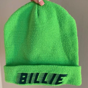 officiell billie eilish merch mössa  - neon billie eilish beanie🌿 inte använd så mycket och nu ligger bara i min garderob. Jätte bekväm och sitter jätte fint men är bara inte min stil 😇orginal priset låg runt 300kr och säljer nu för för 155+frakt. (kan diskuteras) säg till vid intresse ❣️