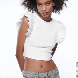 Vit volangtopp - Säljer denna otroligt fina volangtoppen som jag köpte från zara! Använd några gånger men är helt tvättad och i nyskick! Köparen står för frakt och får välja frakttyp❤️ 