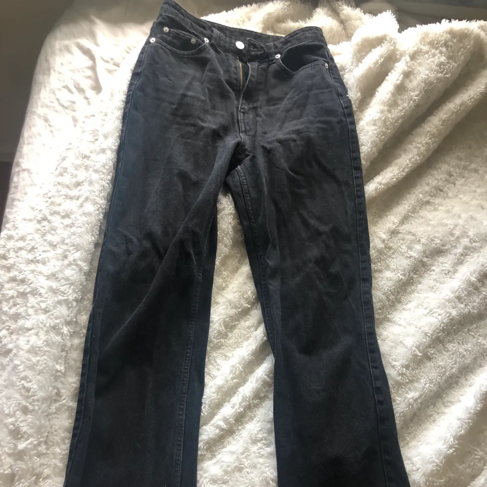 Ett par jättesnygga svarta jeans, lägger sig så fint på kroppen, växt ur dessa tyvärr och de hann inte komma till användning mer en ett fåtal gånger, så tråkigt! Köpte för 599, säljer för 199 kr exkl. frakt💕💕. Jeans & Byxor.