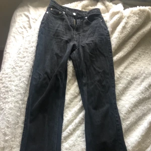 Svarta jeans med slitningar längs ner, Gina tricot, storlek 34 - Ett par jättesnygga svarta jeans, lägger sig så fint på kroppen, växt ur dessa tyvärr och de hann inte komma till användning mer en ett fåtal gånger, så tråkigt! Köpte för 599, säljer för 199 kr exkl. frakt💕💕