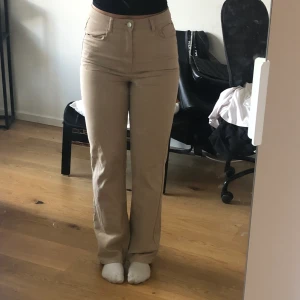 Raka beige/bruna jeans, storlek 36 - Dethär är ett par sjukt snygga jeans från bikbok. Aldrig använda pga för små för mig. Köpte för 499, säljer för 250 exkl. frakt💕💕