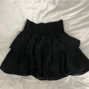 Chelsea kjol - Säljer denna fina kjolen från Chelsea köpt för 500kr säljer för 200kr💕