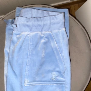 Juicy couture byxor  - Jätte fina ljus blåa juicy couture byxor. Fint skick,  Lite fläckiga längst ner på byxorna pågrund av för långa men går lätt bort i tvätten.  Skriv privat så skickar jag bild!!💖