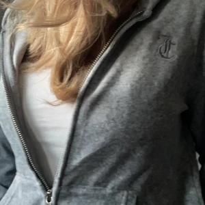 Juicy conture tröja  - Hej! Säljer denna HELT nya juicy tröja i färgen grå fick hem den i dag men den va lite stor tuvärr, kontakta mig för mer bilder❤️