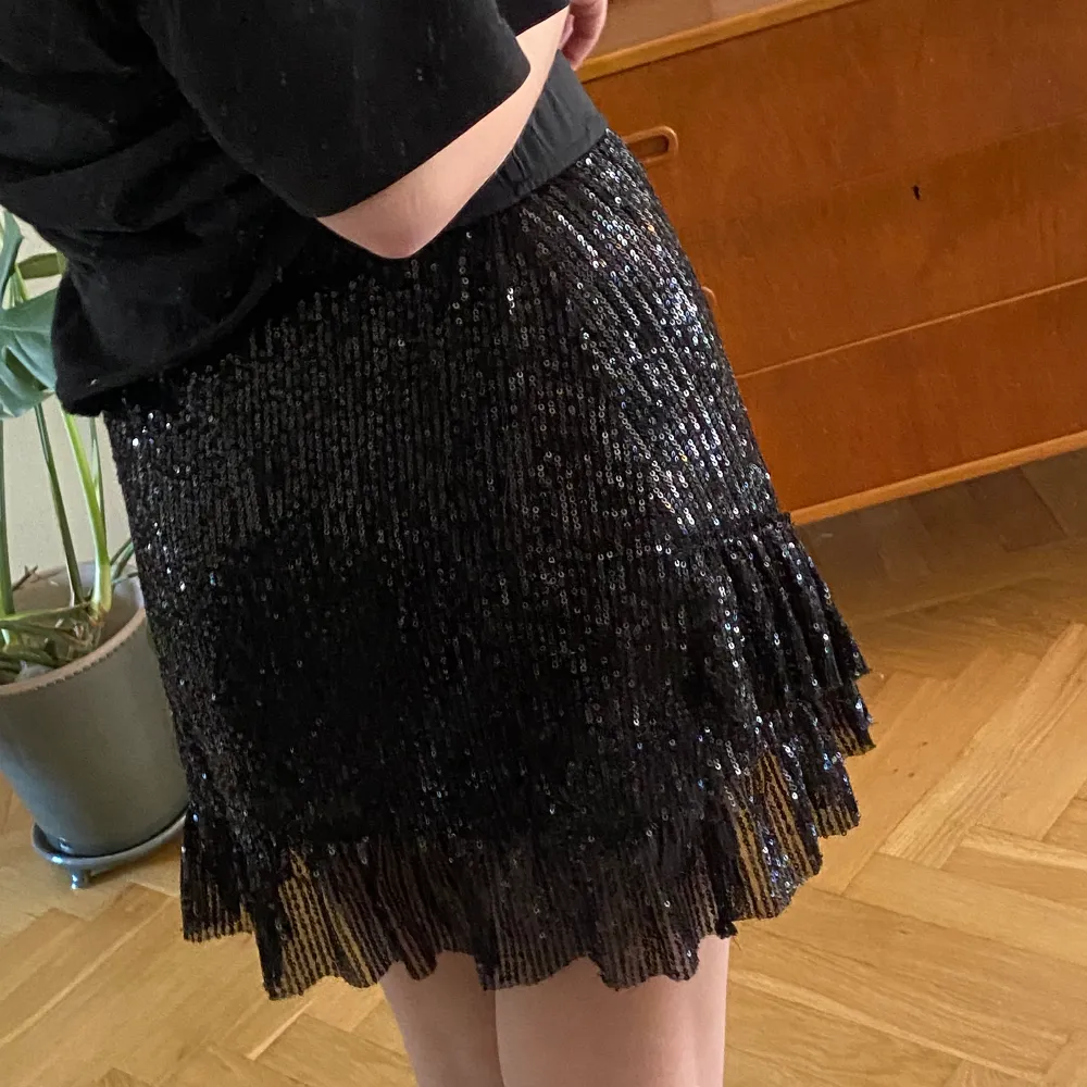 Festlig kjol med paljetter! Endast använd en gång på nyår förra året 🖤🪩. Kjolar.