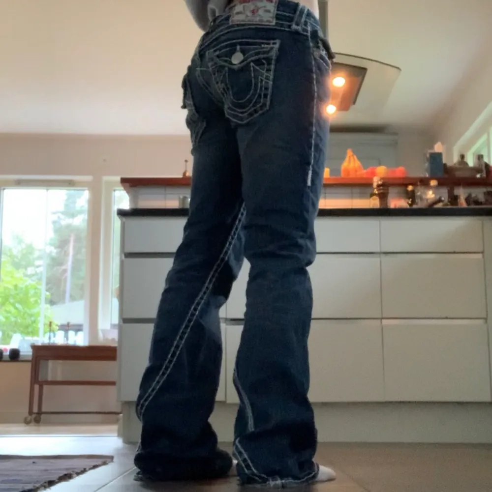 TRYCK INTE PÅ KÖP NU<3 Galet snygga mörkblåa bootcut jeans från true religion:) lågmidjade och väldigt eftertraktade, jättebra skick🫶midjemåttet är 42cm rakt över å innebenslängden är 90cm, för långa för mig som är 160💕💕köp direkt för 1200kr. Jeans & Byxor.