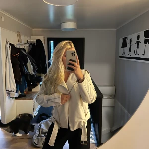 Skinnjacka - Jätte fin jacka som inte kommer till användning, endast använd en gång🤍