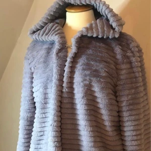 (Fake) pälsjacka💜  - Duvblå/ Lila mjuk pälsjacka, använd 1-2 gånger. Perfekt nu till hösten💜
